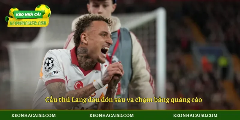 Noa Lang chấn thương - Tai nạn kinh hoàng tại Anfield 2 Cầu thủ Lang đau đớn sau va chạm bảng quảng cáo