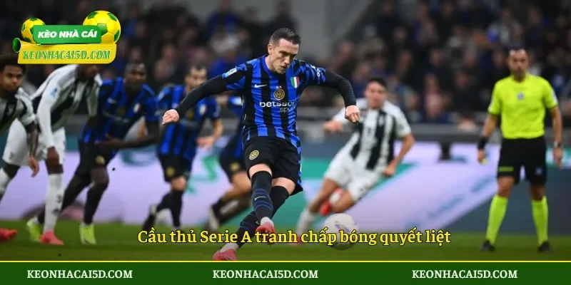 Cầu thủ Serie A tranh chấp bóng quyết liệt
