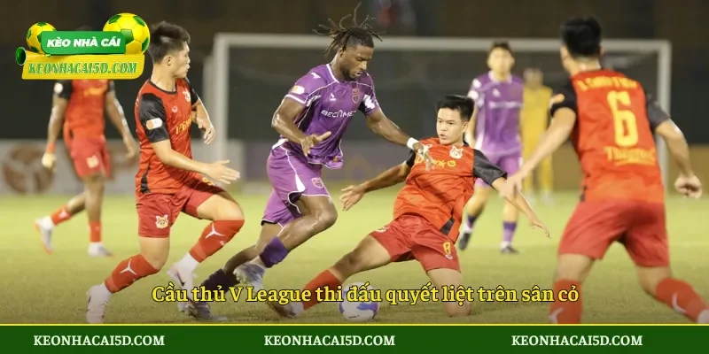 V League bộ mặt bóng đá chuyên nghiệp Việt Nam 2 Cầu thủ V League thi đấu quyết liệt trên sân cỏ