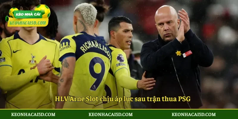 Carragher chỉ trích Slot 4 HLV Arne Slot chịu áp lực sau trận thua PSG