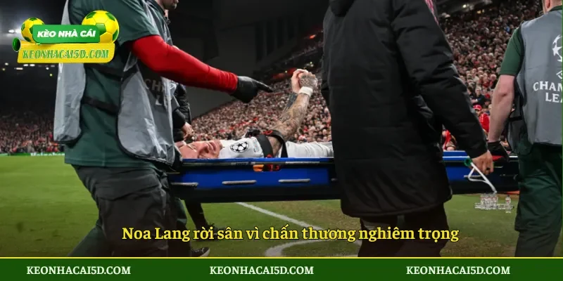 Noa Lang chấn thương - Tai nạn kinh hoàng tại Anfield 3 Noa Lang rời sân vì chấn thương nghiêm trọng
