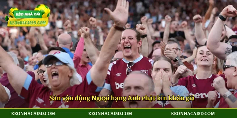 Sân vận động Ngoại hạng Anh chật kín khán giả