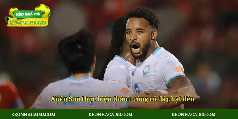 Xuân Son thực hiện thành công cú đá phạt đền
